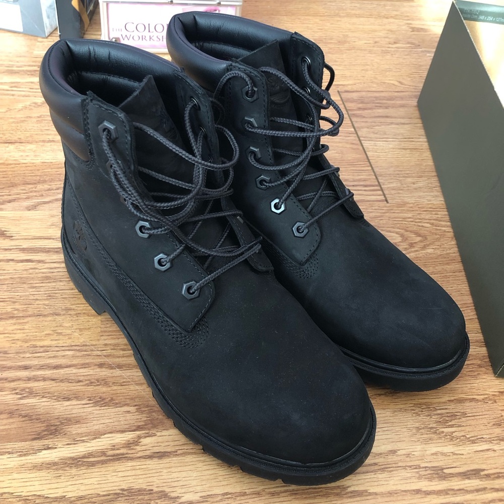 Practically brand new women’s black timberlands!!